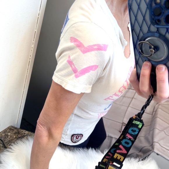 |•AFFLICTION•| Cool V-neck T-shirt Size Medium - Picture 9 of 14